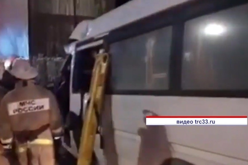 Группа нижегородских строителей попала в аварию под Владимиром, один погиб и 16 человек пострадали