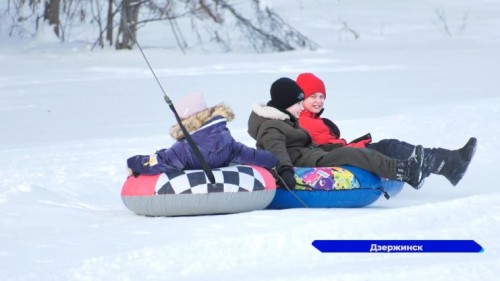 В Дзержинске на Святом озере до конца зимы детей будут бесплатно катать на ватрушках