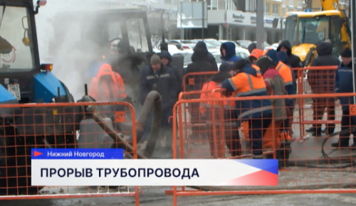 «Фонтан» воды в несколько метров «забил» на пересечении улиц Ванеева и Невзоровых