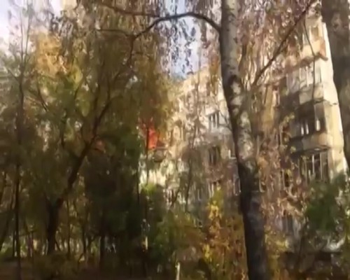 Балконы загорелись в многоэтажном доме на улице Надежды Сусловой
