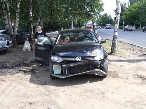 В Московском районе столкнулись две легковушки, есть пострадавший