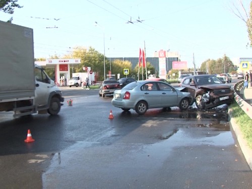 Массовая авария на улице Монастырка: столкнулись три машины, один человек пострадал