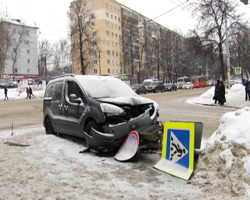 Иномарка врезалась в светофор в центре Нижнего Новгорода