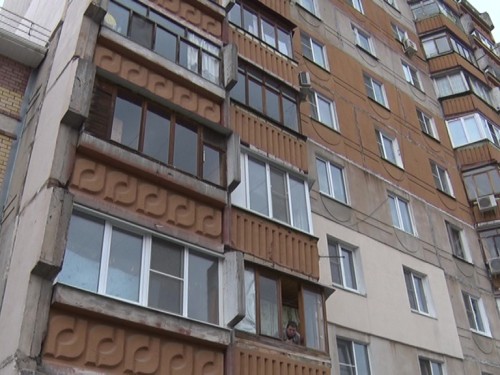 Подросток упал из окна третьего этажа в Ленинском районе