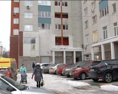 Тело женщины обнаружили на козырьке дома в Ленинском районе