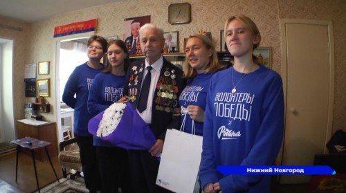 «Волонтеры Победы» навестили ветеранов с песнями и подарками в Международный день пожилых людей