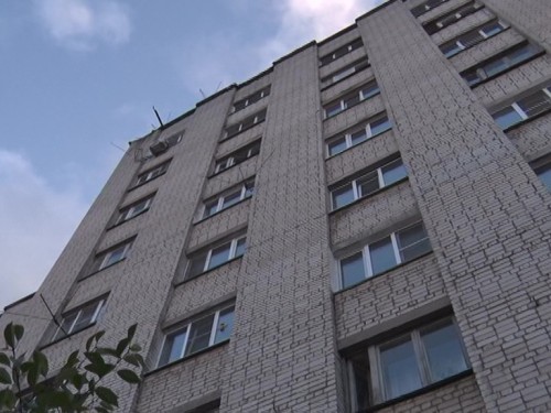 Мужчина скончался, упав из окна многоэтажки в Автозаводском районе