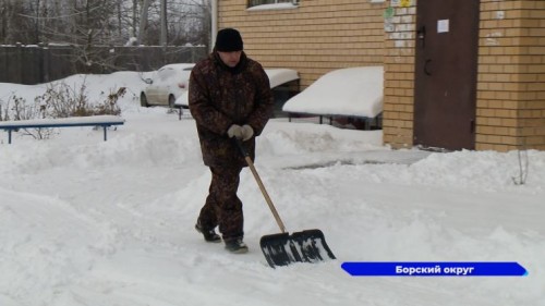 В поселке Октябрьский в Борском округе проверили качество уборки снега на придомовых территориях