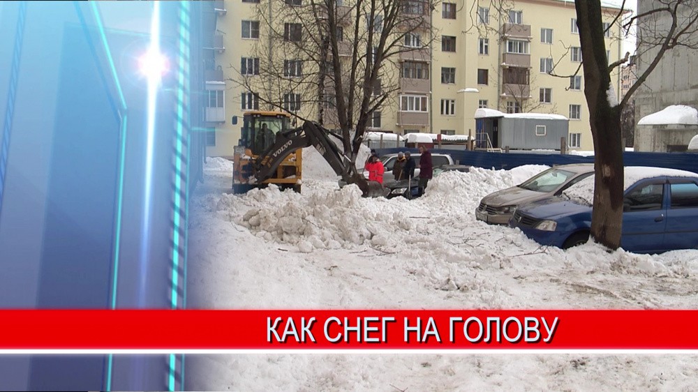 Глыбы льда и снега рухнули на припаркованные автомобили на трех улицах Нижнего Новгорода