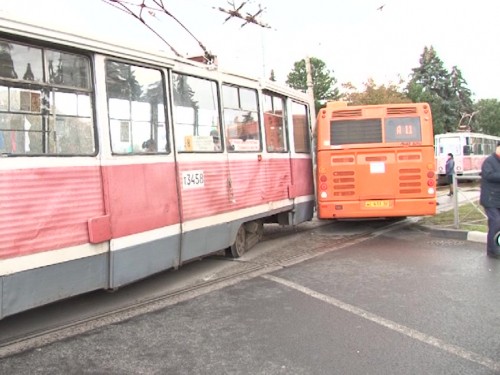 Трамвай врезался в автобус на площади Киселева в Автозаводском районе