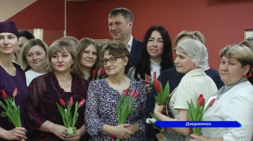 Дзержинские трудовые коллективы поздравили своих сотрудниц с наступающим 8 марта