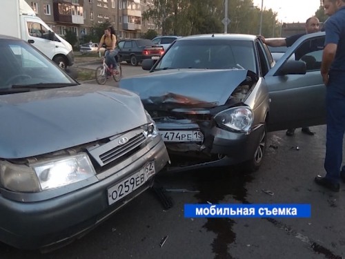 Один человек пострадал в результате столкновения двух машин на улице Пермякова