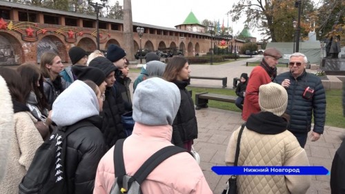 Обзорную экскурсию по Нижегородскому кремлю для школьников провел Евегний Люлин