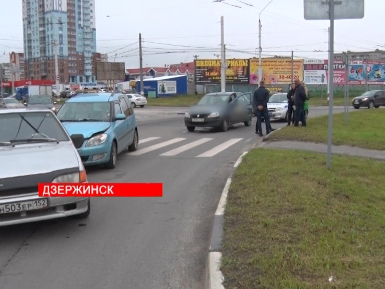 В Дзержинске пьяная женщина без прав сбила ребёнка и врезалась в дерево В Дзержинске пьяная женщина без прав сбила ребёнка и врезалась в дерево