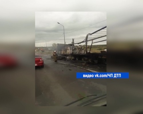Груженый МАЗ выгорел на дороге в Кстовском районе