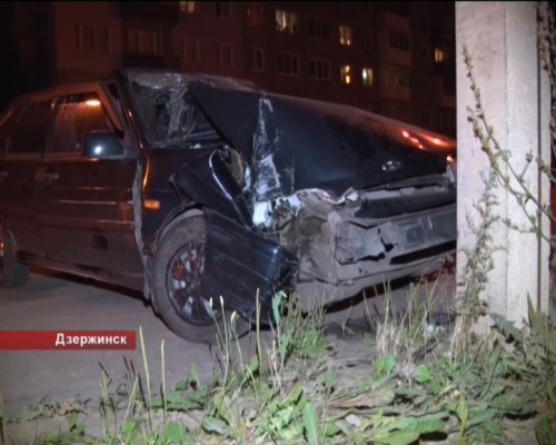 В Дзержинске водитель на легковушке въехал в столб и едва не подрался с полицейскими