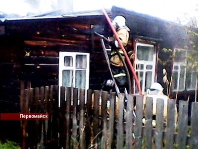 Пожарный вынес из огня двух маленьких детей в Пермомайске