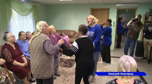 Праздник для пенсионеров, проживающих в пансионате для престарелых, устроили «Волонтеры Победы»