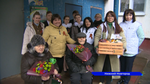 Социальные участковые вместе со школьниками поздравили заслуженного участника ВОВ Александра Васильевича Степанова в преддверии 9 мая 