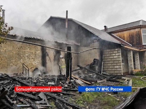 Два человека погибли на пожаре в доме в Большеболдинском районе