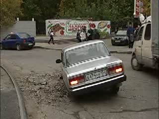 В центре Нижнего Новгорода легковой автомобиль частично ушел под землю