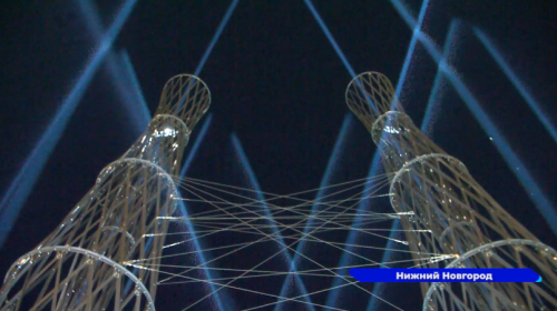 На нижегородской Стрелке появились две новогодние световые инсталляции