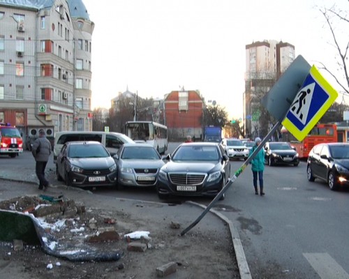 Автобус протаранил шесть автомобилей на улице Горького 
