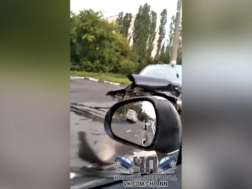 "Лада" столкнулась с иномаркой и отлетела в бетонный столб в Автозаводском районе