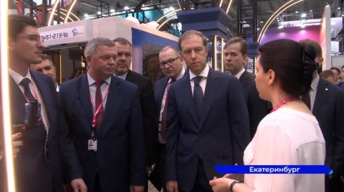 Министр промышленности и торговли РФ Денис Мантуров посетил нижегородский стенд на «Иннопроме»