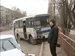 Автобус и иномарка столкнулись на улице Дьяконова