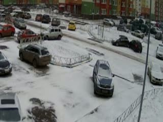 Так торопился, что не заметил припаркованную машину