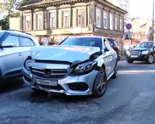 Мужчина пострадал в результате аварии с участием трех машин в центре Нижнего Новгорода