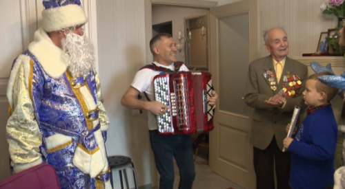 «Волонтёры Победы» поздравляют участников Великой Отечественной войны и дарят подарки
