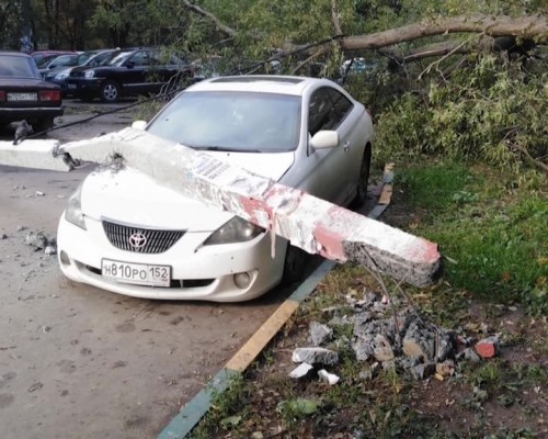 Появились новые подробности истории с упавшим на припаркованный автомобиль столбом в Приокском районе