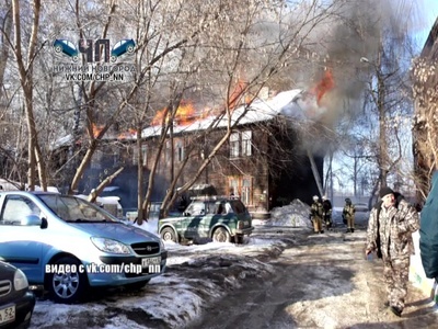 На улице Сеченова в Нижнем Новгороде полыхал двухэтажный деревянный дом