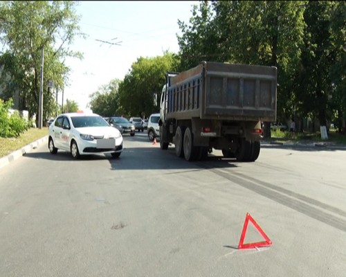 Грузовик и легковушка столкнулись в Автозаводском районе