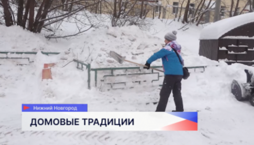 Жители дома на Звездинке вышли на субботник, чтобы расчистить двор от снега