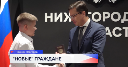 В музее СВО глава Нижнего Новгорода Юрий Шалабаев торжественно вручил паспорта 26 школьникам-активистам