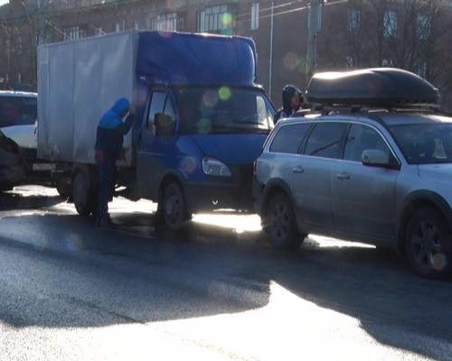 Три автомобиля столкнулись на улице Новикова-Прибоя в Нижнем Новгороде