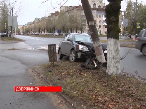 В Дзержинске автолюбитель протаранил столб