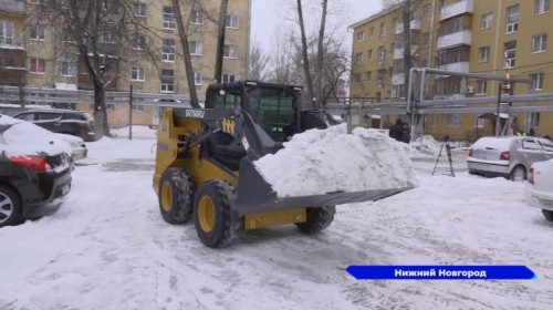 900 единиц техники и 4,5 тысяч рабочих вышли на борьбу со снегопадом в Нижнем Новгороде