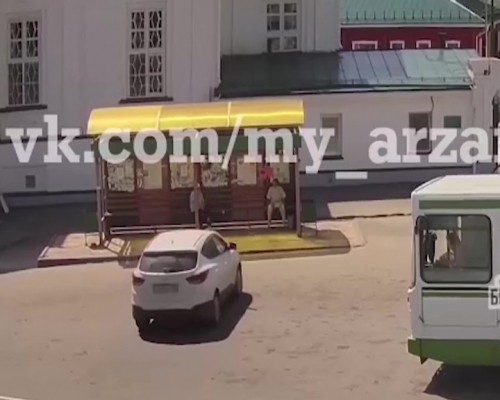 Неуправляемый автомобиль въехал на остановку общественного транспорта в Арзамасе