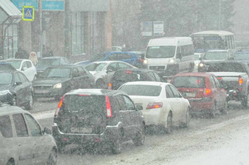 Транспортный коллапс в Нижнем Новгороде: утром в городе наблюдались 10-балльные пробки