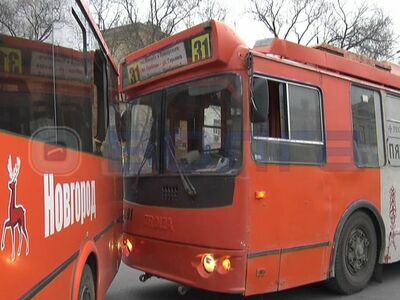Троллейбус и маршрутка столкнулись на площади Свободы