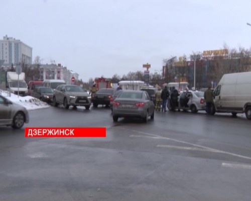 Беременная женщина и 6-летняя девочка пострадали в аварии на перекрестке Дзержинска 