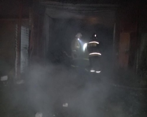 7 автомобилей и мотоцикл обгорели во время пожара в автосервисе Дзержинска