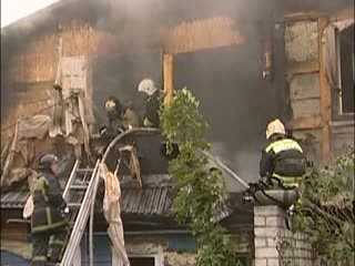 Крупный пожар произошёл в частном секторе на улице Кировской