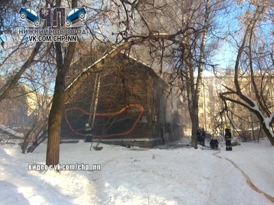 На улице Сеченова в Нижнем Новгороде полыхал двухэтажный деревянный дом