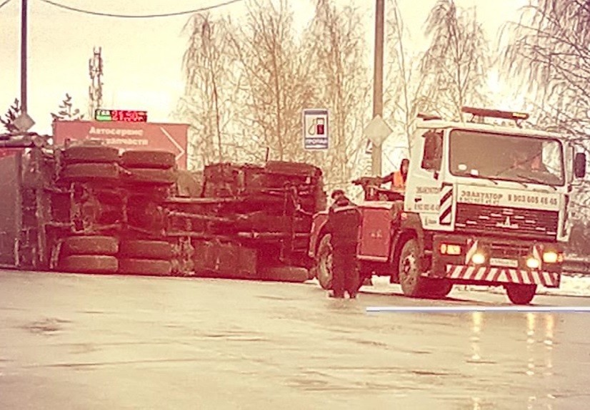 Большегруз со строительной смесью перевернулся в Автозаводском районе