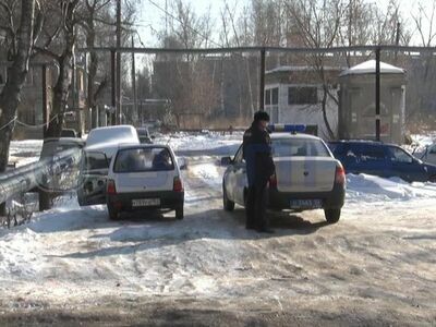 Двое молодых людей, которые толкали автомобиль, привлекли внимание очевидцев